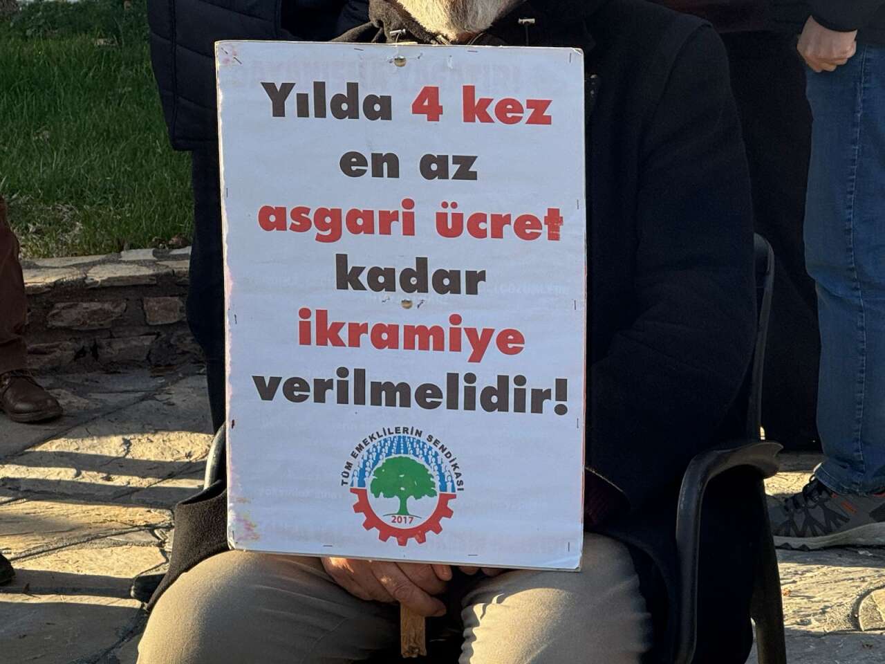 Emekliler Menteşe’de Oturma Eylemi Yaptı: “Geçinemiyoruz, İnsanca Yaşamak İstiyoruz” 6